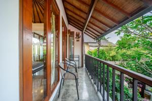 un balcone di una casa con delle sedie sopra di Villa Arumanis a Canggu