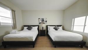 Ένα ή περισσότερα κρεβάτια σε δωμάτιο στο Tumon Isa 16 Condo +156 φωτογραφίες