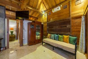 una stanza con una panca con cuscini colorati di Villa Arumanis a Canggu