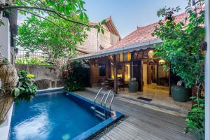 un'immagine di una casa con piscina di Villa Arumanis a Canggu