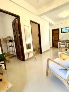 sala de estar con sofá y mesa en Namal Apartelle - Free Scooter & Concierge Service, en El Nido