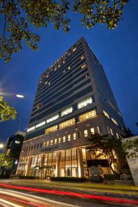 um edifício alto com muitas janelas à noite em Hotel Interciti em Daejeon