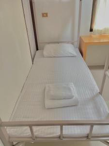 Postel nebo postele na pokoji v ubytování Palace Hostel พาเลส โฮสเทล