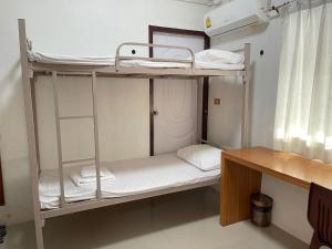 Postel nebo postele na pokoji v ubytování Palace Hostel พาเลส โฮสเทล