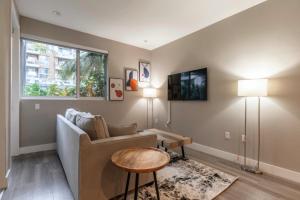 sala de estar con sofá y mesa en Brand New WeHo Luxury Apartment, en Burbank
