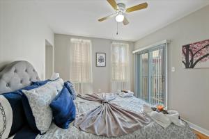 費城的住宿－Cozy 1br Deck Apartment Near Rittenhouse Square，一间卧室配有一张带吊扇的床