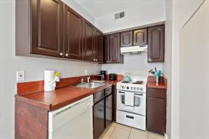 Kitchen o kitchenette sa Cozy 1br Deck Apartment Near Rittenhouse Square