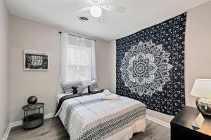 1 dormitorio con una pared mandala en blanco y negro en Stunning 2br Near Everything - City Center, en Filadelfia