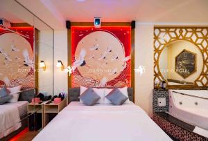 - une chambre avec un lit et une baignoire dans l'établissement Cupid Hotel 2, à Hô-Chi-Minh-Ville
