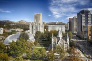 vistas a una ciudad con iglesia y edificios en Salt Lake Plaza Hotel SureStay Collection by Best Western, en Salt Lake City