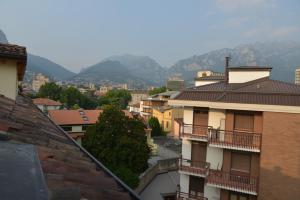Blick auf eine Stadt mit Bergen im Hintergrund in der Unterkunft Cece' Dependance in Lecco