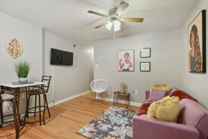 uma sala de estar com um sofá roxo e uma mesa em 2 Bdrm Perfectly Located In Charming Bella Vista em Filadélfia