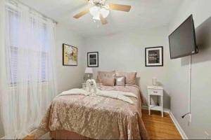 um quarto com uma cama e uma ventoinha de tecto em 2 Bdrm Perfectly Located In Charming Bella Vista em Filadélfia