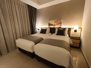 two beds in a hotel room next to each other at Genting Peak 2BR6Pax421 @Ion Delemen in Genting Highlands