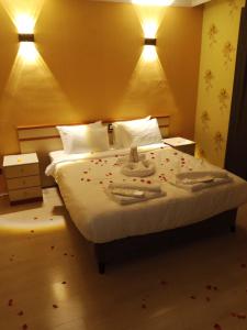 een slaapkamer met een bed met een knuffeldier erop bij VANNA DELUXE TERMAL HOTEL SPA in Hamamözü