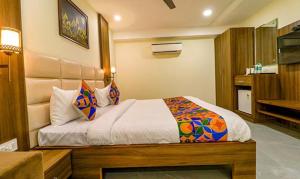 a bedroom with a bed in a room at FabHotel Regency K9 Model Town in Jalandhar