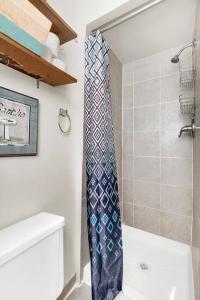 uma casa de banho com uma cortina de chuveiro e um WC em Location, Location, Nice Vibrant Center City Flat em Filadélfia