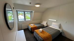 Una cama o camas en una habitación de The Brownston Hostel