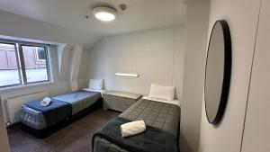Una cama o camas en una habitación de The Brownston Hostel