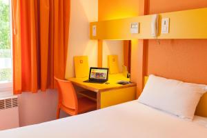 The Originals Access, Hôtel Bordeaux Lac房間的床