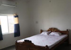 een slaapkamer met een bed in een kamer met een raam bij Hotel Ashirwad Palace Bihar 