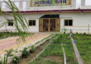 een gebouw met een tuin met planten ervoor bij Hotel Ashirwad Palace Bihar 