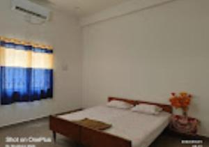 een kamer met een bed en een tafel. bij Hotel Ashirwad Palace Bihar 