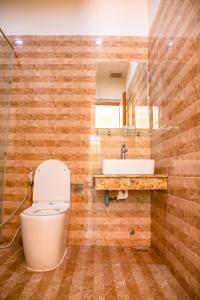 bagno con servizi igienici e lavandino di Cam Bình Resort a La Gi