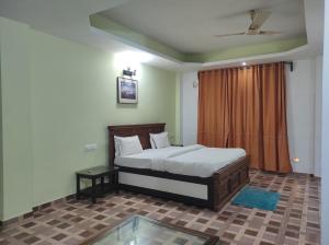 Un pat sau paturi într-o cameră la Hotel Sanjivani Heritage Top Best Budget Hotels in Dibrugarh, Assam +149 fotografii