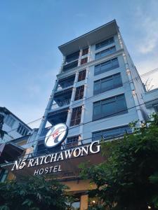 un edificio con una señal delante de él en N5 Ratchawong Hostel en Bangkok