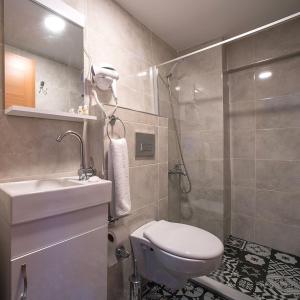 A bathroom at Kanarya Suite