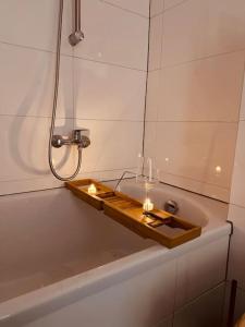 y baño con bañera con velas. en Gemütliche Wohnung in Leverkusen, en Leverkusen