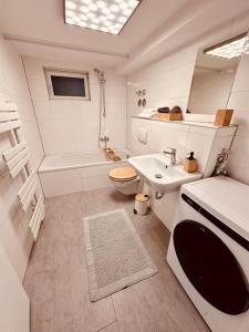 ein Badezimmer mit einem Waschbecken, einem WC und einer Badewanne in der Unterkunft Gemütliche Wohnung in Leverkusen in Leverkusen
