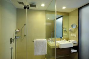 Un baño de Four Points by Sheraton Ahmedabad