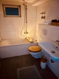 y baño con aseo, bañera y lavamanos. en Gemütliche Wohnung in Leverkusen, en Leverkusen