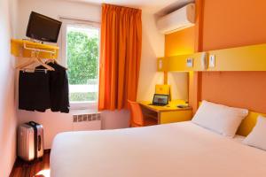 The Originals Access, Hôtel Bordeaux Lac房間的床