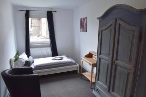 - une petite chambre avec un lit et une fenêtre dans l'établissement Hotel Rosenhof Braunlage, à Braunlage