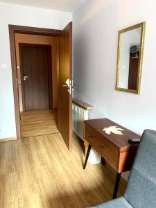 um quarto com uma secretária, um espelho e uma porta em Agroturystyka Gajówka Pilica 