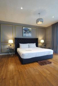 - une chambre avec un grand lit et deux lampes dans l'établissement Anggun Residence KL Malaysia, à Kuala Lumpur