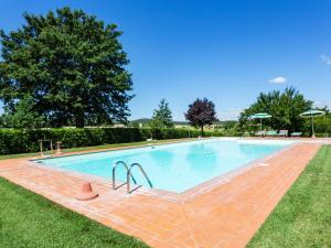 Bazén v ubytovaní Scenic Apartment in Casole d'Elsa with Pool alebo v jeho blízkosti