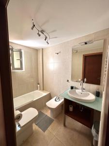 ein Badezimmer mit einem Waschbecken, einem WC und einer Badewanne in der Unterkunft Dimi Holidays Porto Cristo SLU Meerblick Apartment 2 -Hafen Porto Cristo 120 m zum Strand in Porto Cristo