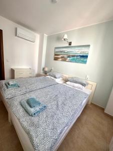 ein Schlafzimmer mit 2 Betten und einem Wandgemälde in der Unterkunft Dimi Holidays Porto Cristo SLU Meerblick Apartment 2 -Hafen Porto Cristo 120 m zum Strand in Porto Cristo