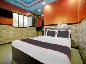 1 dormitorio con 1 cama grande en una habitación en Collection O Kinny Farmhouse And Resort en Dāndepāda