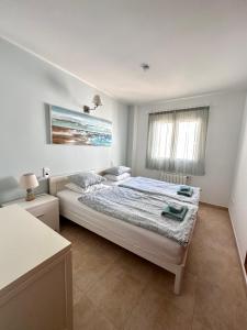 Tempat tidur dalam kamar di Dimi Holidays Porto Cristo SLU Meerblick Apartment 2 -Hafen Porto Cristo 120 m zum Strand