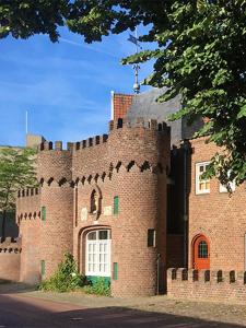 een groot bakstenen kasteel met een raam erin bij Casa Mia Sittard in Sittard