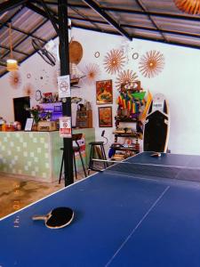 eine Tischtennisplatte in einem Raum mit Tischtennisball in der Unterkunft Tropical Hostel in Ko Phayam