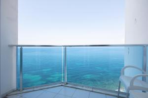 uma varanda com vista para o oceano em Le Bleu Hotel & Resort Kusadasi em Kusadasi