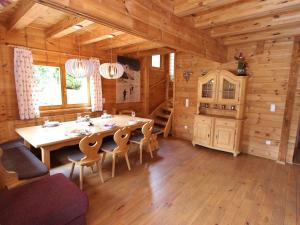 uma sala de jantar com uma mesa e cadeiras num camarote em Modern Chalet with Jacuzzi in Krimml em Krimml