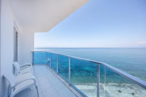 uma varanda com vista para o oceano em Le Bleu Hotel & Resort Kusadasi em Kusadasi