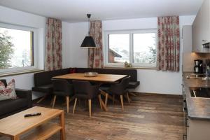 ブラームベルク・アム・ヴィルトコーゲルにあるApartment in Bramberg am Wildkogel with barbecueのリビングルーム(テーブル、椅子付)、キッチン